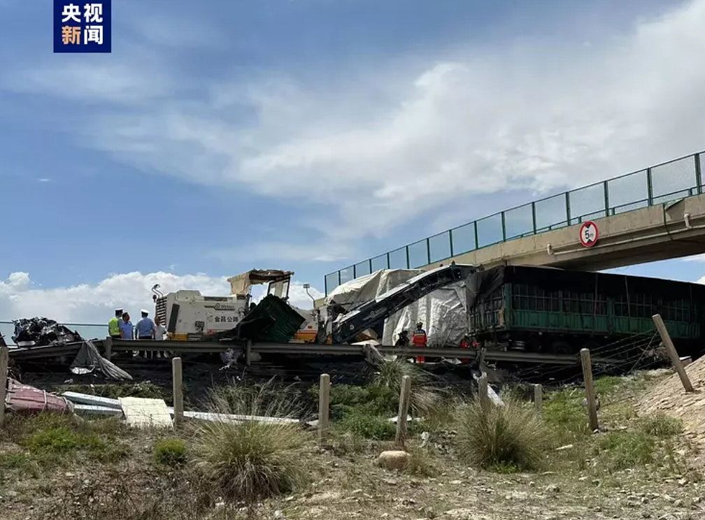 甘肃高速公路5辆私家车及3辆货车连环追尾相撞，致8死6重伤惨剧（组图） - 3