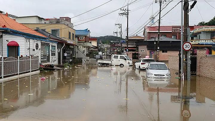 死亡人数35人！韩国发恐怖洪灾，城镇被水吞噬，车困隧道人活活淹死（组图） - 6