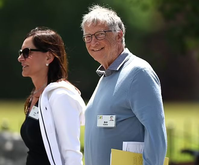 67岁比尔·盖茨与女友现身亿万富翁夏令营，一起听扎克伯格演讲（组图） - 2