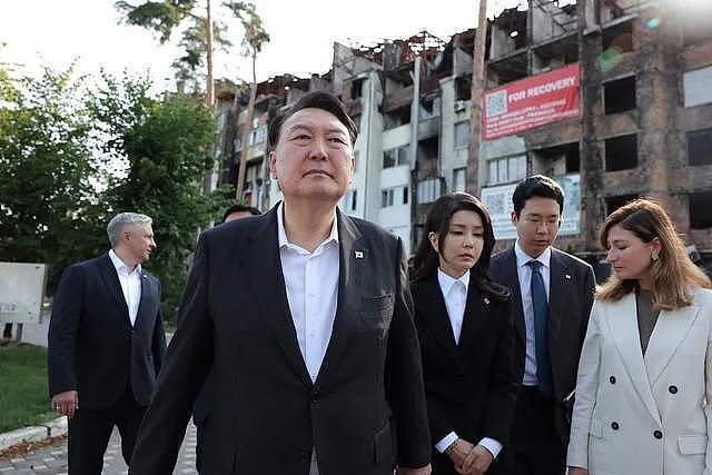 韩国总统尹锡悦突访乌克兰，夫人抢风头（组图） - 1