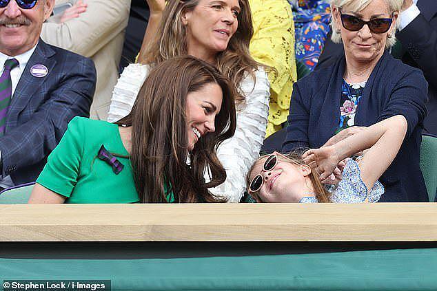 8岁夏洛特公主首现温网赛场，大方跟西班牙国王聊天，比哥哥抢眼（组图） - 7