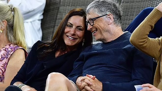 67岁比尔·盖茨与女友现身亿万富翁夏令营，一起听扎克伯格演讲（组图） - 7