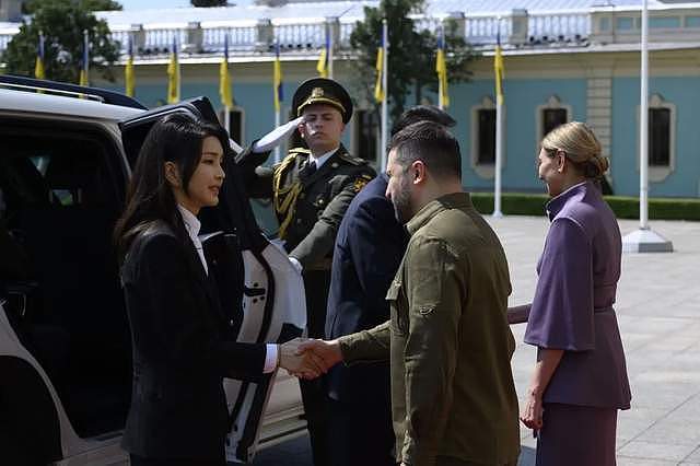 韩国总统尹锡悦突访乌克兰，夫人抢风头（组图） - 2
