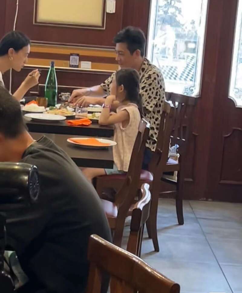 陈冠希携妻女在意大利，吃中餐笑满脸褶，6岁女儿超模脸侧颜像妈（组图） - 2