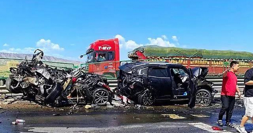 中国甘肃高速公路爆连环车祸！3大车5小车追撞酿8死6伤（组图） - 1
