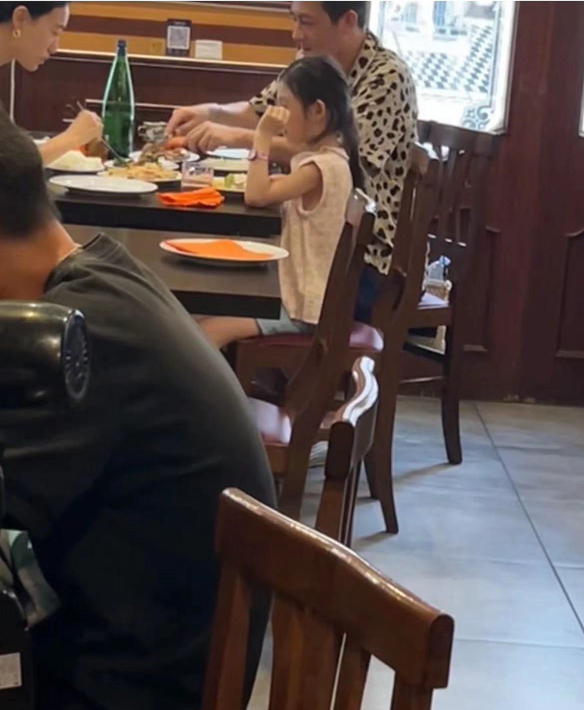 陈冠希携妻女在意大利，吃中餐笑满脸褶，6岁女儿超模脸侧颜像妈（组图） - 3