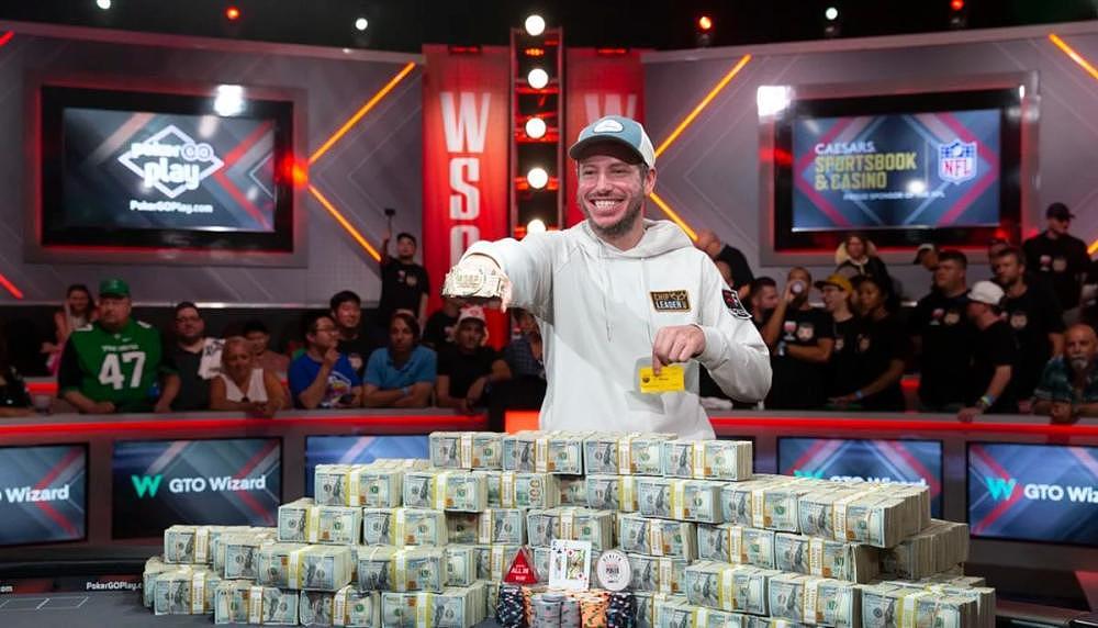 美国男子赢了10000多人夺得世界扑克赛冠军，奖金为1210万美元（图） - 1