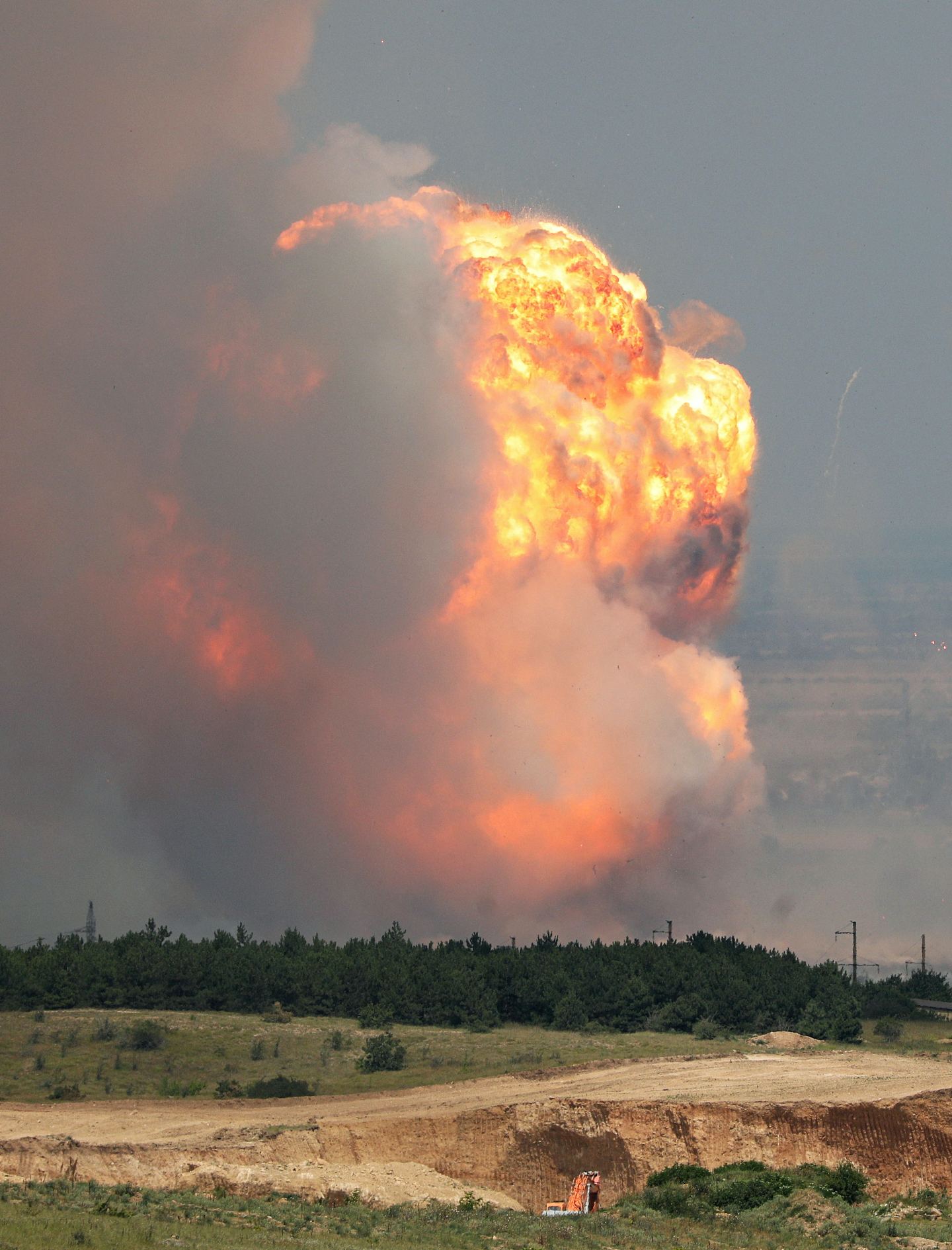克里米亚军事基地爆炸巨大火球冲天！弹药库起火巨响持续数小时（组图） - 2