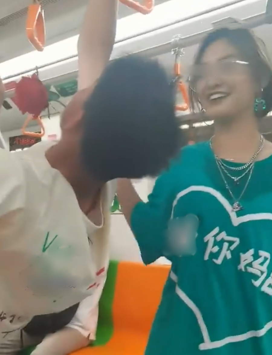 辱华风波刚过，上海地铁又出事！网红穿骂人T恤炫耀，车站却称很正常（视频/组图） - 1