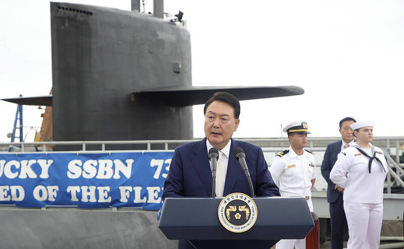 首例！尹锡悦登上美军核潜舰！警告北韩发起挑衅将自取灭亡（组图） - 1