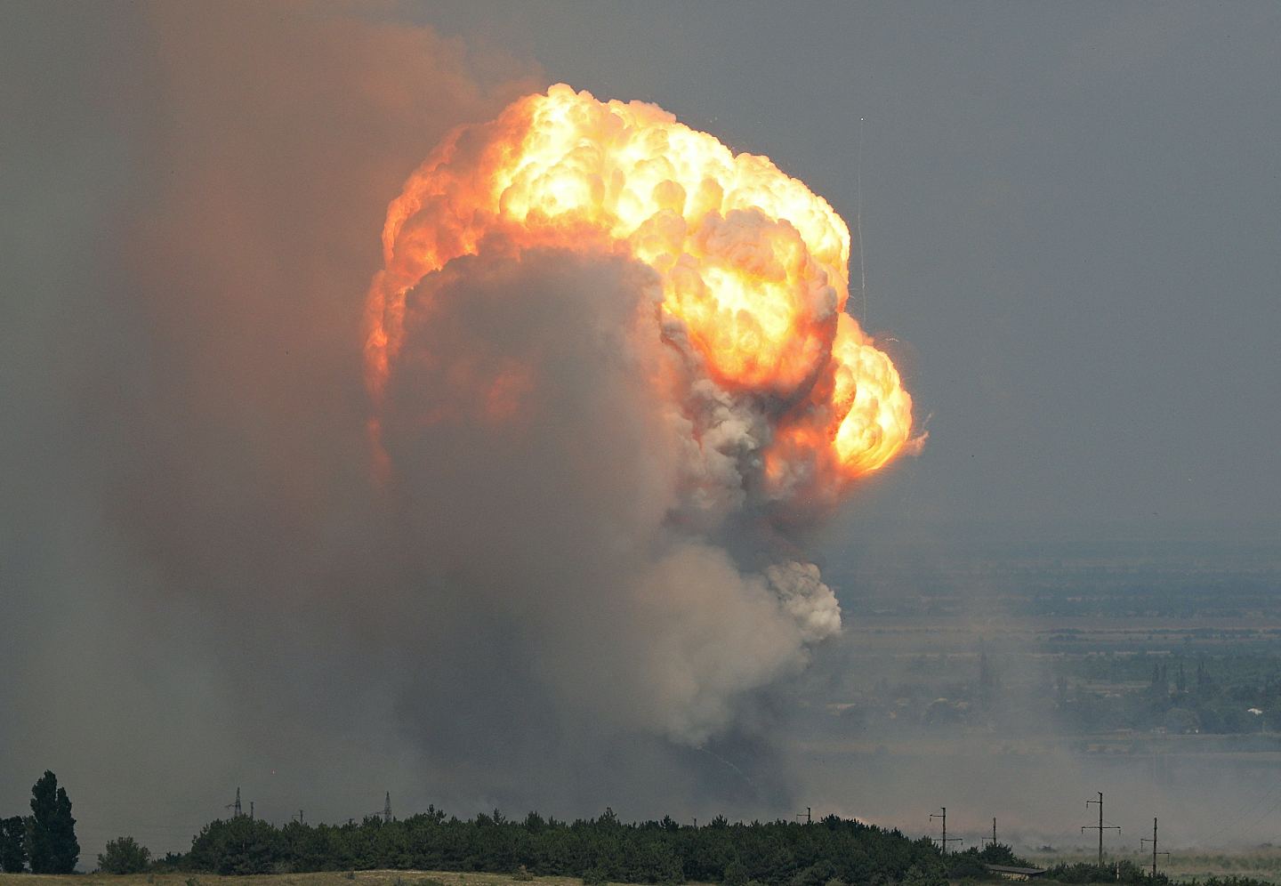 克里米亚军事基地爆炸巨大火球冲天！弹药库起火巨响持续数小时（组图） - 3