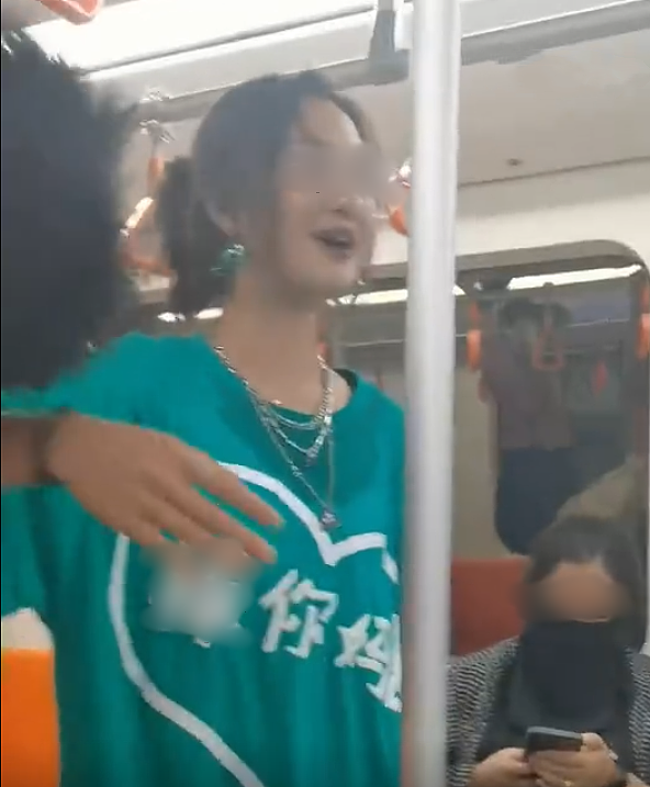 辱华风波刚过，上海地铁又出事！网红穿骂人T恤炫耀，车站却称很正常（视频/组图） - 3