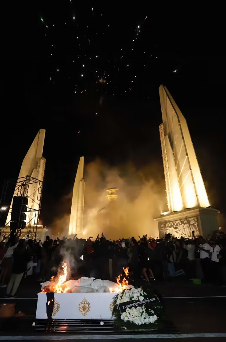 “阴间火葬”大爆发！泰国示威者情绪崩溃，街头“公开火化”上议院（组图） - 8