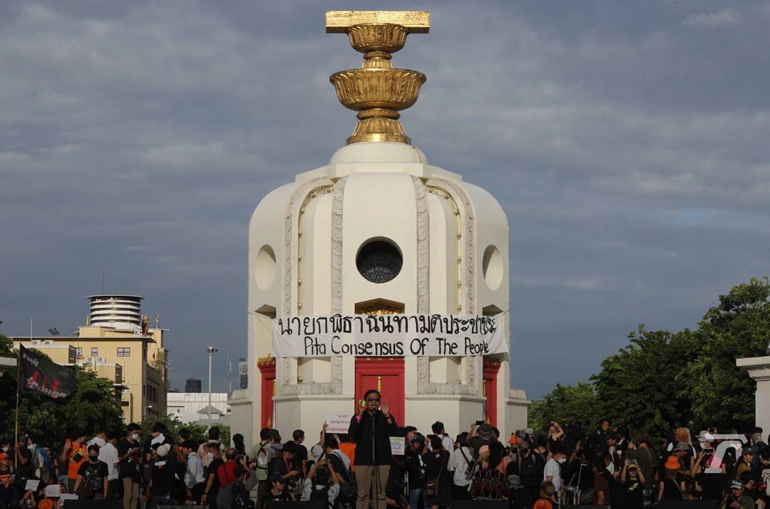 “阴间火葬”大爆发！泰国示威者情绪崩溃，街头“公开火化”上议院（组图） - 3