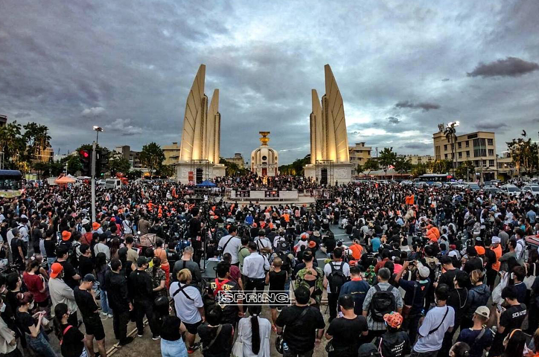 “阴间火葬”大爆发！泰国示威者情绪崩溃，街头“公开火化”上议院（组图） - 2
