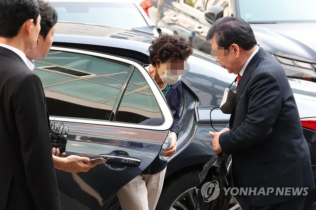 韩国总统的丈母娘被当庭逮捕，她在法庭上哭喊：“现在就要在神的面前服药自杀”（图） - 1