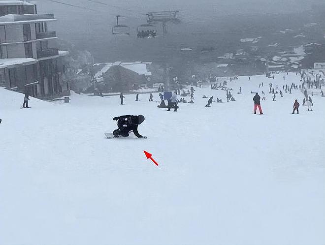谢霆锋墨尔本滑雪画面：蹲在雪地上教儿子Lucas，合影时摘掉面罩（组图） - 7