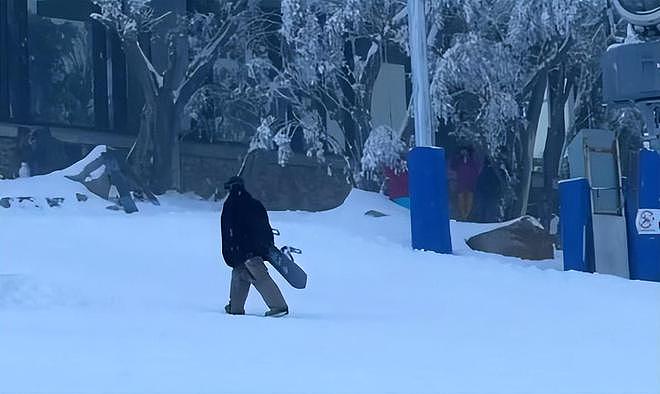 谢霆锋墨尔本滑雪画面：蹲在雪地上教儿子Lucas，合影时摘掉面罩（组图） - 11