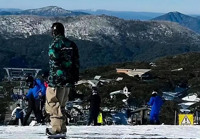 谢霆锋墨尔本滑雪画面：蹲在雪地上教儿子Lucas，合影时摘掉面罩（组图） - 10