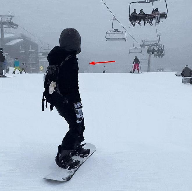 谢霆锋墨尔本滑雪画面：蹲在雪地上教儿子Lucas，合影时摘掉面罩（组图） - 8