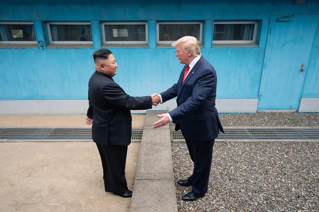 驻韩美国大兵当众大笑着跨过“三八线”叛逃朝鲜！朝鲜准备启用核武器？（组图） - 9