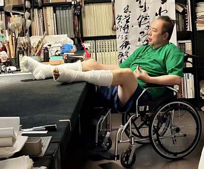 66岁张铁林紧急入院手术，双脚缠满绷带，健康问题引网友担忧（组图） - 2