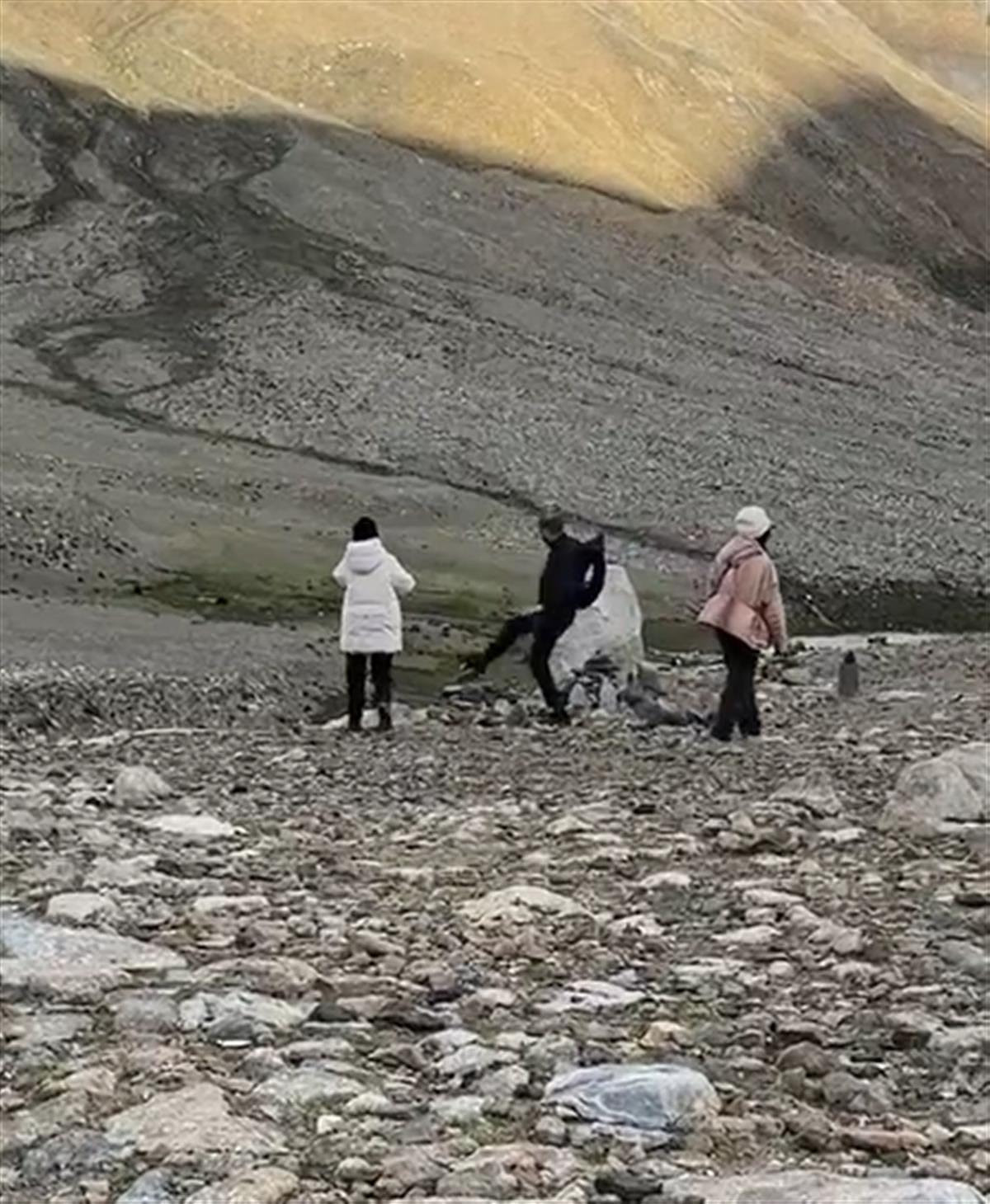 外籍男子接连踢倒藏民祈福的“玛尼堆”，还有人跟拍记录，警方回应（视频/图） - 1