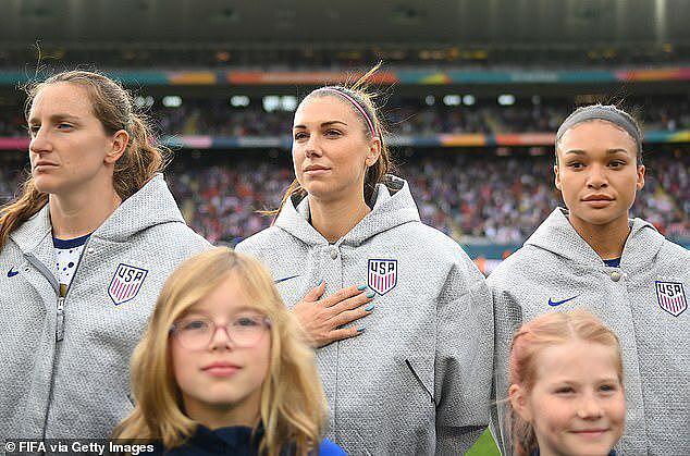 美国女足世界杯首战惹争议！8名球员拒绝唱国歌，黑人队员背着手（组图） - 3