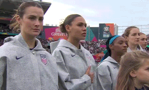 美国女足世界杯首战惹争议！8名球员拒绝唱国歌，黑人队员背着手（组图） - 1