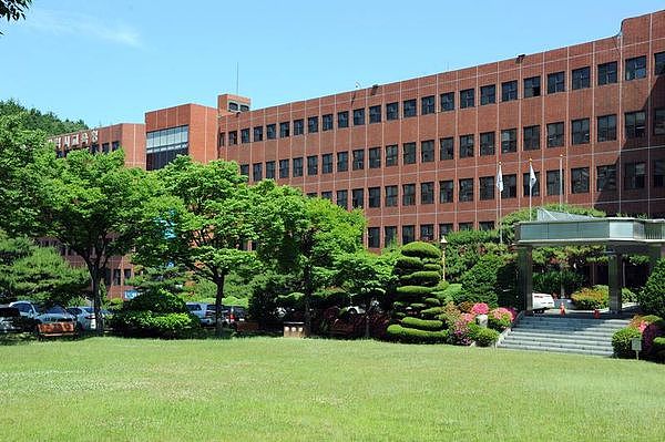 韩国小3年级学童，竟在课堂上把老师打到骨折（图） - 1