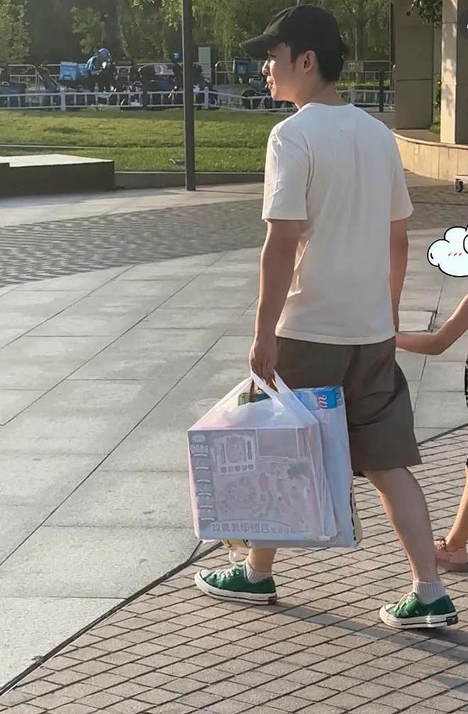 董子健带娃逛街买玩具，6岁大福近照曝光，紧跟父亲身边乖巧懂事（组图） - 3