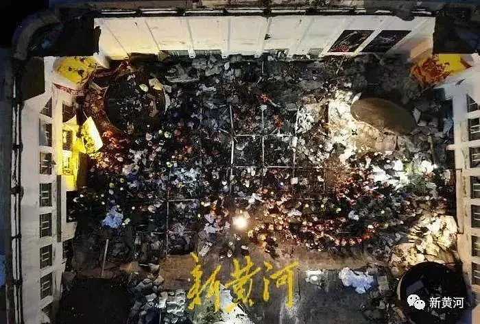 齐齐哈尔体育馆坍塌11人死亡，救援人员：现场确有大量珍珠岩，每袋十几斤（组图） - 1