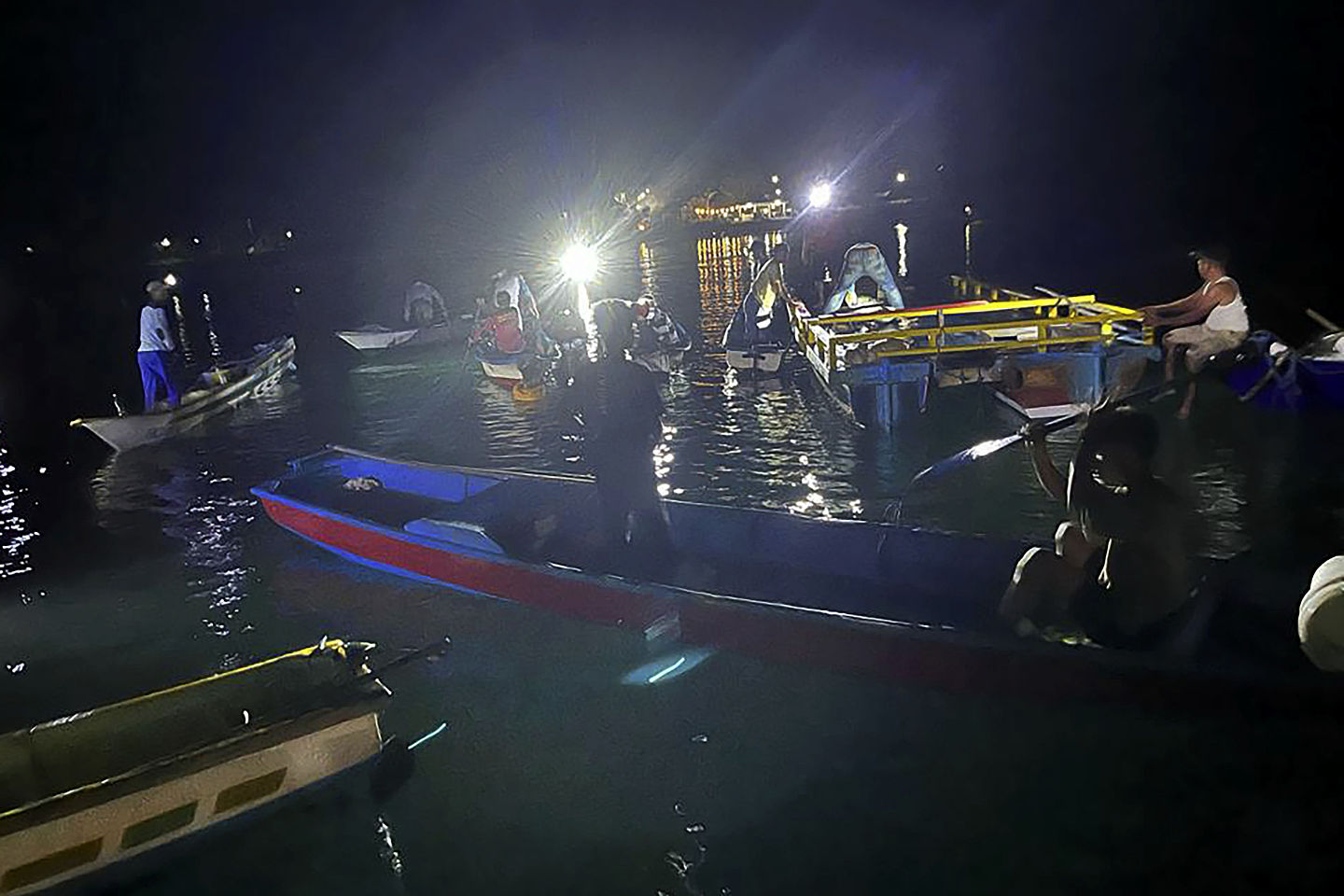 印尼渡轮载40旅客沉没，至少15死19失踪（组图） - 4