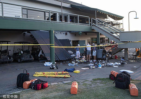美国高尔夫球场露台瞬间坍塌，多人重摔撞成一团，至少30伤（组图） - 3