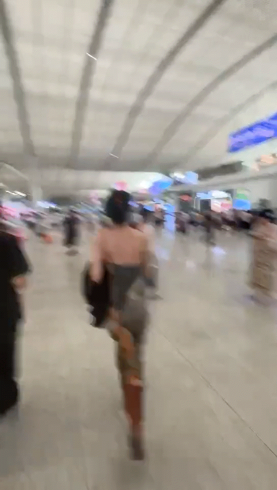迪丽热巴不顾形象在高铁站狂奔，撞到路人引热议（视频/组图） - 1