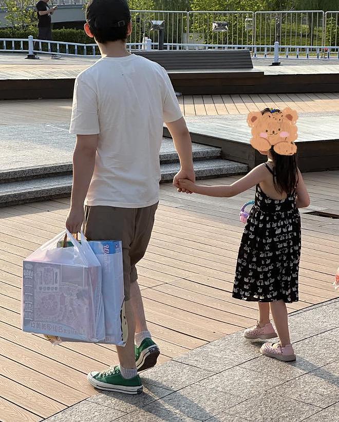 董子健带娃逛街买玩具，6岁大福近照曝光，紧跟父亲身边乖巧懂事（组图） - 1