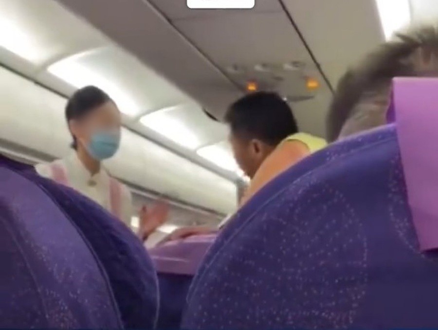 上海飞布吉岛被困机舱15小时！乘客呻：谁都精神崩溃（组图） - 2