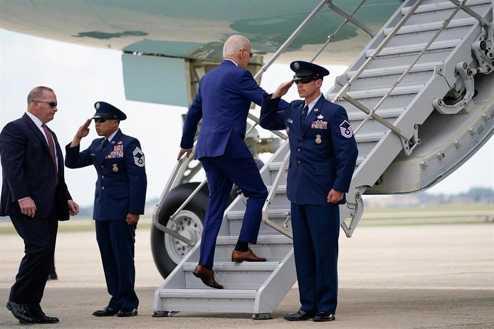 为避免80岁拜登在空军一号扶梯上频繁摔倒，白宫为他换了更短的梯子（组图） - 1