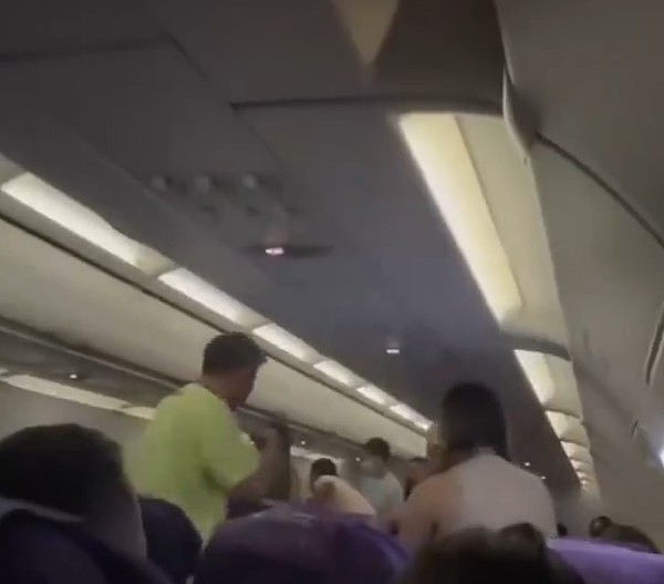 上海飞布吉岛被困机舱15小时！乘客呻：谁都精神崩溃（组图） - 6