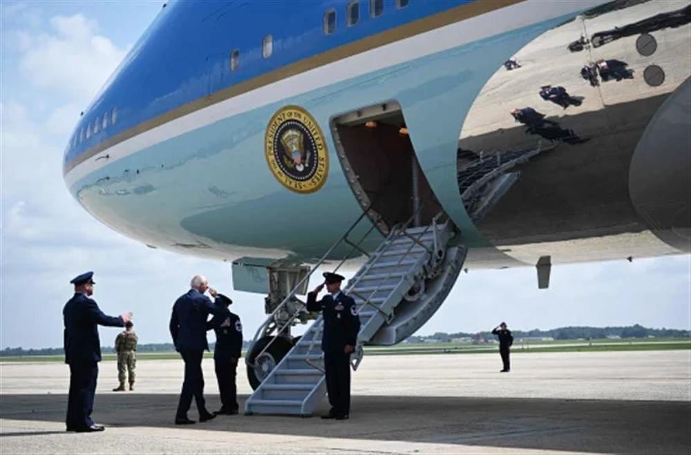 为避免80岁拜登在空军一号扶梯上频繁摔倒，白宫为他换了更短的梯子（组图） - 4