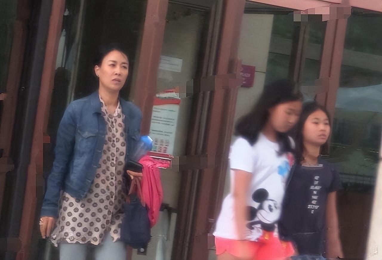 55岁那英带女儿游日本，在女儿面前略显卑微，女儿身材五官像爸爸（组图） - 6