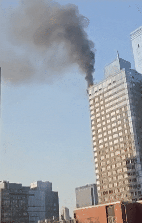 纽约高楼起重机起火，断臂撞向大楼再砸落地上，路人魂都吓没了（组图） - 9