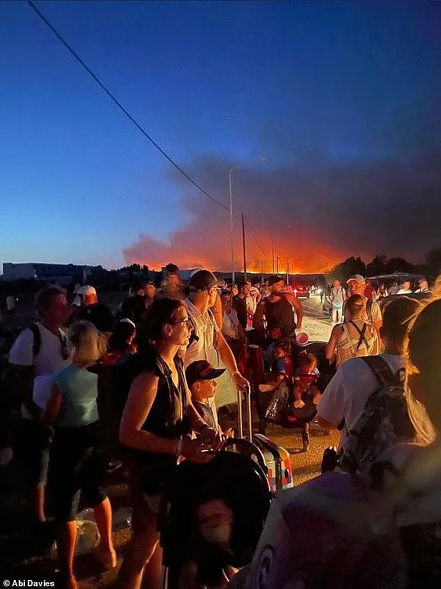 炼狱模式！希腊12天爆发500起山火，上万游客步行12小时逃离火灾…（组图） - 7
