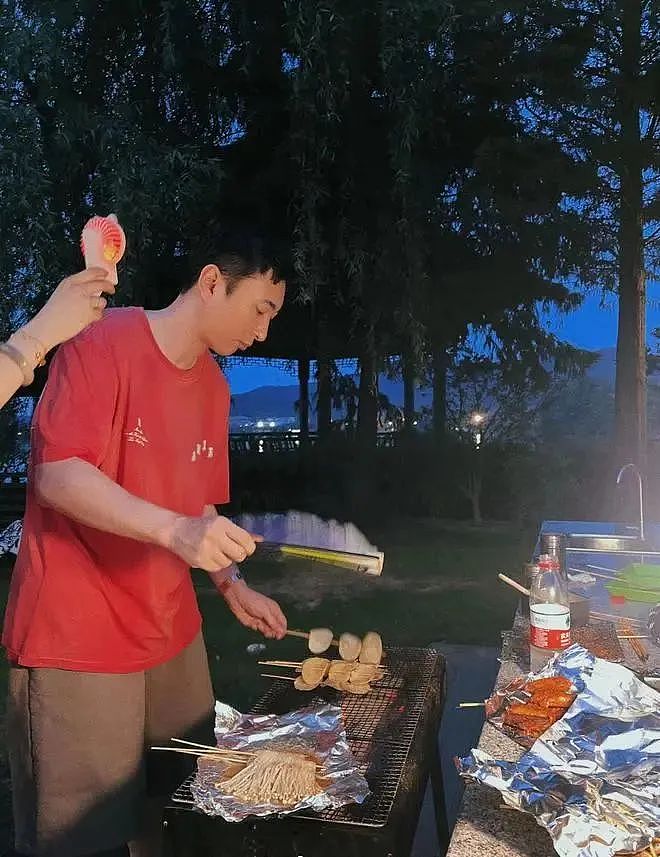 王思聪穿4500元T恤给网红烤土豆片，富二代真是不懂老爹的焦头烂额...（组图） - 4