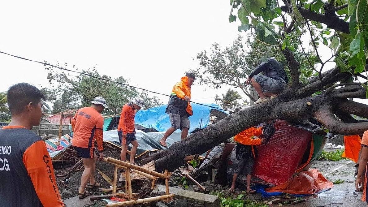 台风杜苏芮袭击，菲律宾最少6死，妇孺惨被活埋，近1.6万人疏散（图） - 1