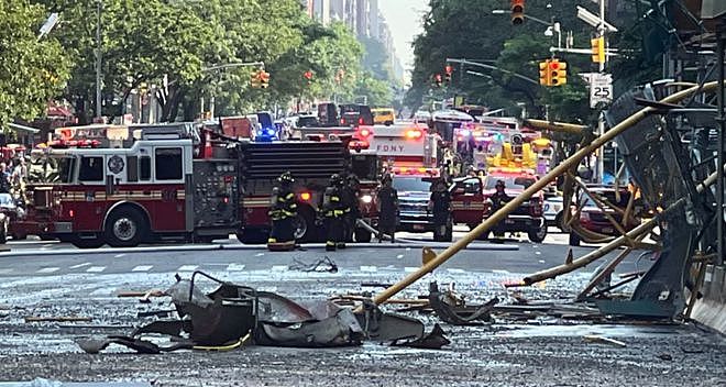 纽约高楼起重机起火，断臂撞向大楼再砸落地上，路人魂都吓没了（组图） - 8