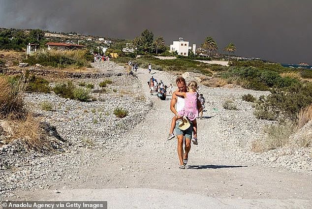 炼狱模式！希腊12天爆发500起山火，上万游客步行12小时逃离火灾…（组图） - 26