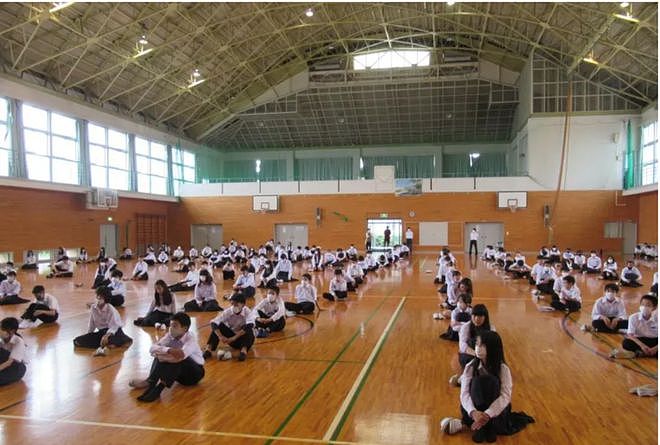 日本中学的“豆腐渣”体育馆：一旦发生灾害，人们都会跑来避险（组图） - 4