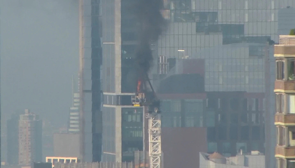 堪比灾难片！纽约高楼起重机起火，断臂擦过对面建筑再砸落地上（视频/图） - 1