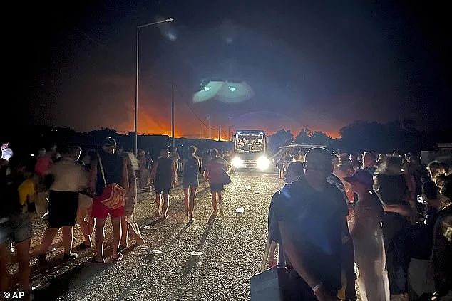 炼狱模式！希腊12天爆发500起山火，上万游客步行12小时逃离火灾…（组图） - 11